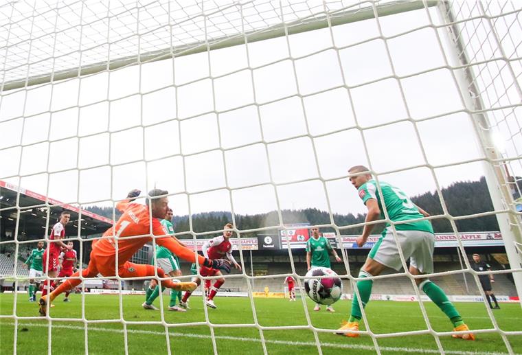 Werder Bremen rettet Unentschieden in Freiburg Werder liegt erst einmal zurück: Philipp Lienhart (Mitte) vom SC Freiburg macht das Tor zum 1:0 gegen Bremens Torwart Jiri Pavlenka (4. von links) und Ludwig Augustinsson (rechts).
