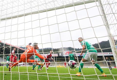 Werder liegt erst einmal zurück: Philipp Lienhart (Mitte) vom SC Freiburg macht das Tor zum 1:0 gegen Bremens Torwart Jiri Pavlenka (4. von links) und Ludwig Augustinsson (rechts). 