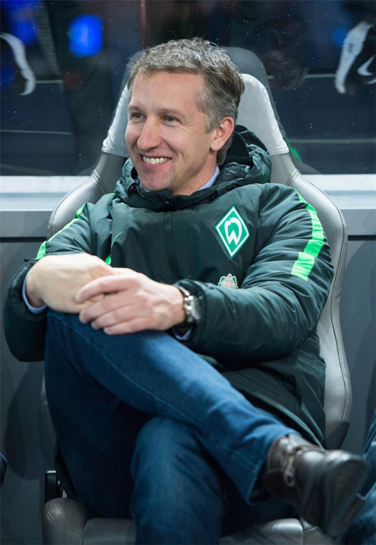 Werder-Manager Frank Baumann stärkt seinem Trainer den Rücken.
