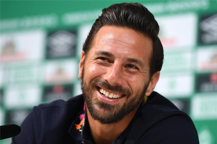Werder-Profi Claudio Pizarro spricht bei einer Pressekonferenz im Weserstadion mit den Journalisten. 

