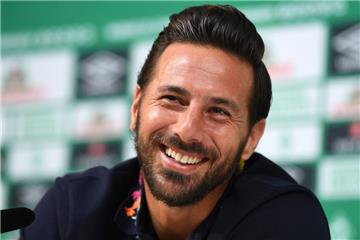 Werder-Profi Claudio Pizarro spricht bei einer Pressekonferenz im Weserstadion mit den Journalisten. 

