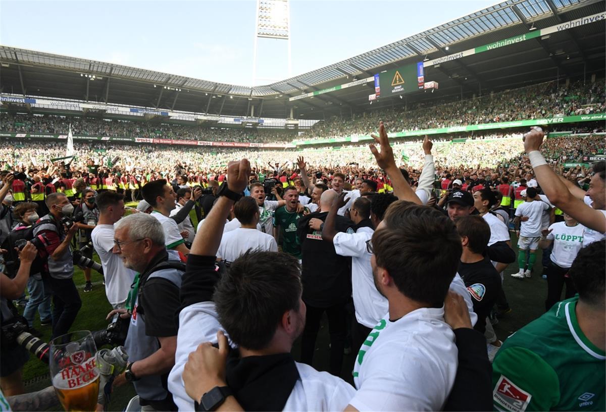 Werder startet Aktion gegen Rauchen im Weserstadion Werder Spieler feiern am 15.5.2022 den Aufstieg.