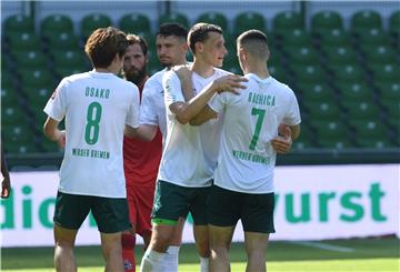Werder-Spieler wie Yuya Osako (von links), Milos Veljkovic, Maximilian Eggestein und Milot Rashica sollen demnächst Corona-Klauseln in den Verträgen haben.