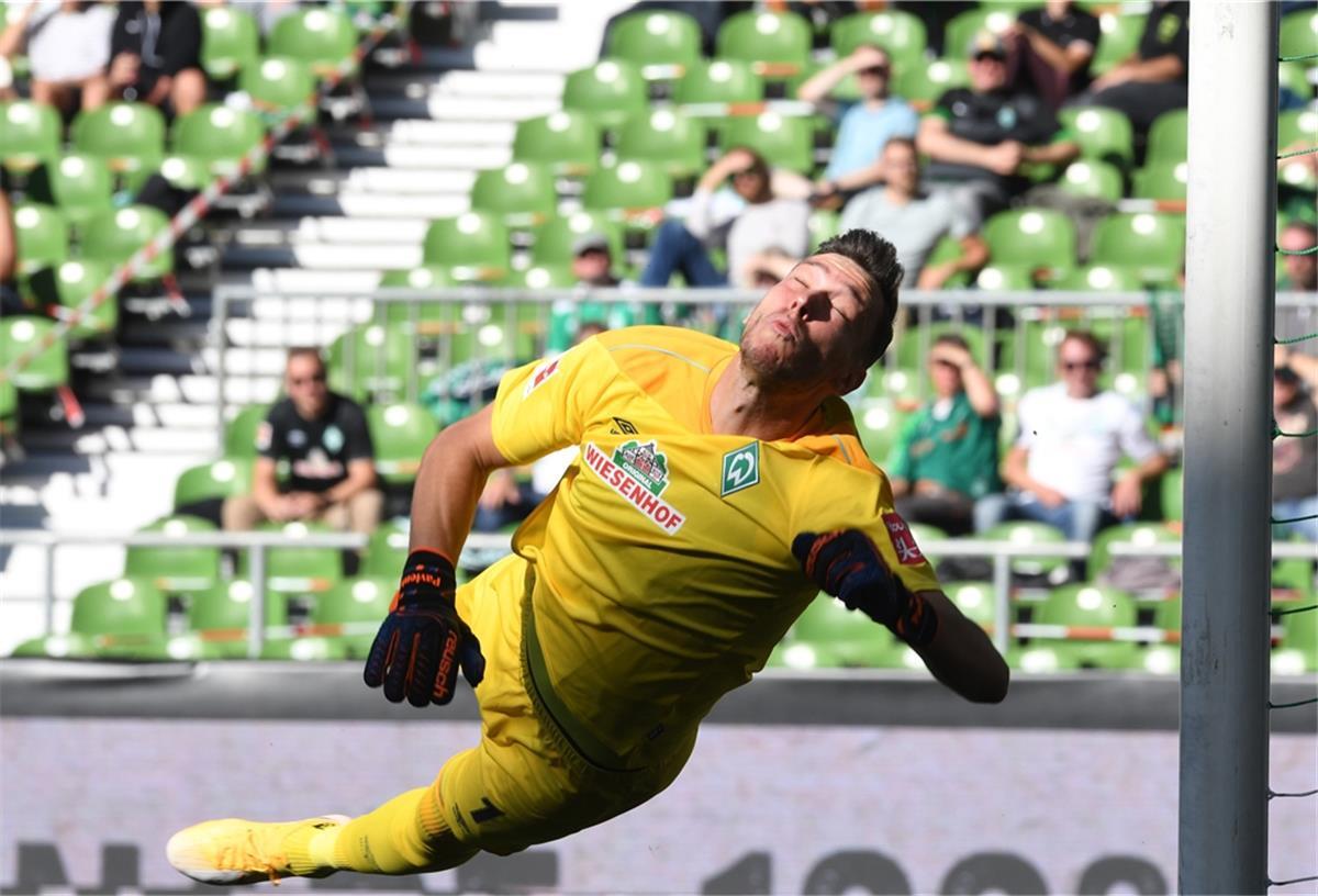 Werder-Torwart Jiri Pavlenka hat viel zu tun. 
