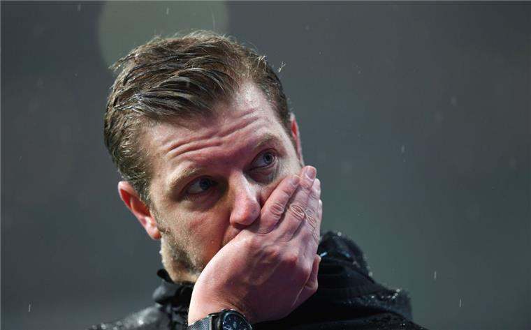 Werder-Trainer Florian Kohfeldt macht einen frustrierten Eindruck.
