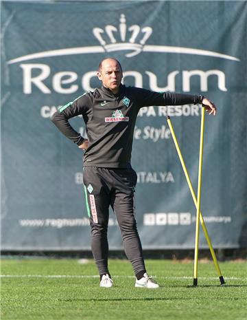 Werder-Trainer Viktor Skripnik beobachtet das Training seiner Mannschaft. Foto Gumz