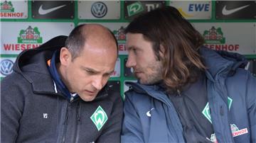 Werder-Trainer Viktor Skripnik (links) und sein Assistent Torsten Frings glauben an die Mission Klassenerhalt. Foto Jaspersen/dpa 