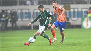Werder und Mitchell Weiser (l) taten sich schwer gegen die Hessen.