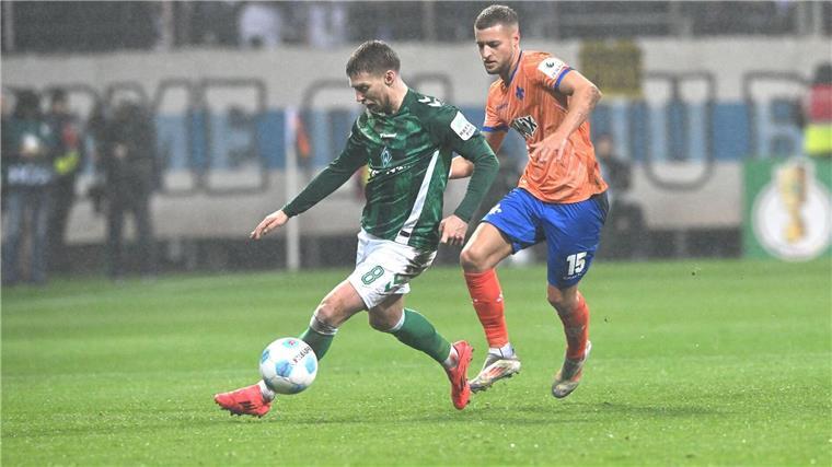 Werder und Mitchell Weiser (l) taten sich schwer gegen die Hessen.