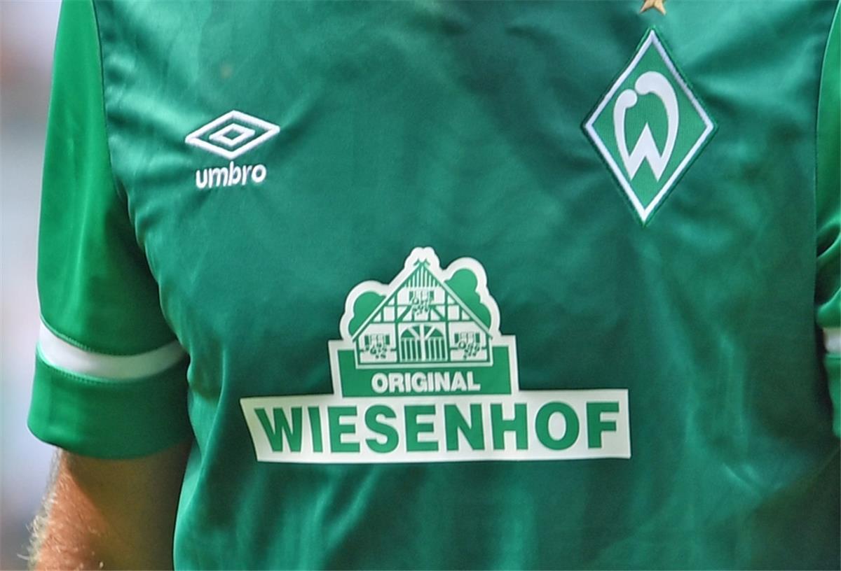 grünes Trikot mit Werbung.