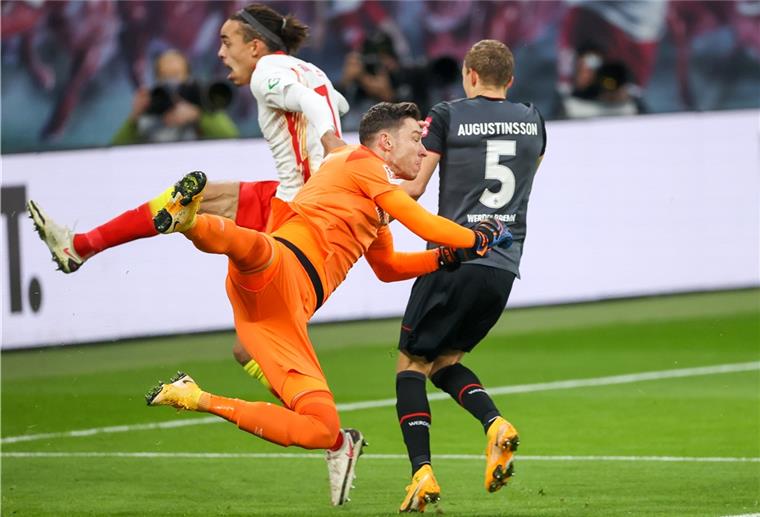 Werder wehrt sich immerhin: Bremens Torwart Jiri Pavlenka rettet hier vor Leipzigs Yussuf Poulsen (links), rechts Bremens Ludwig Augustinsson.