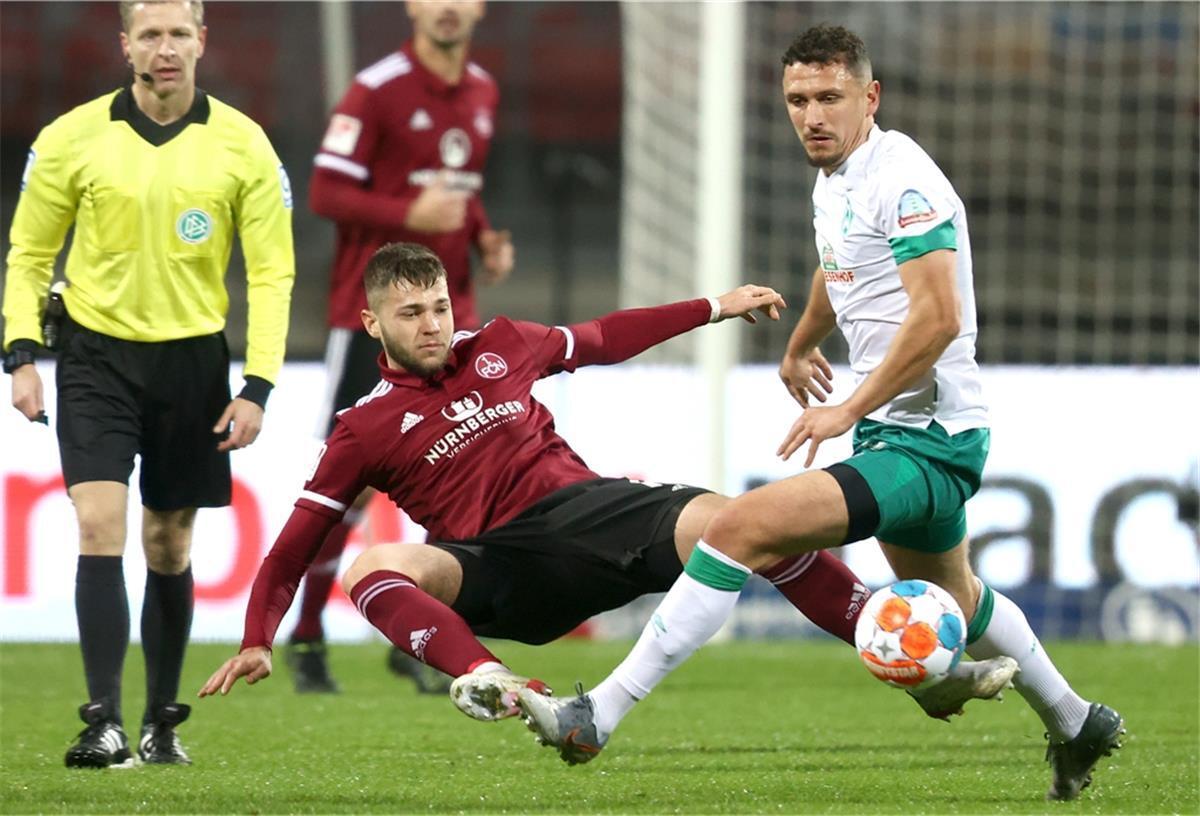 Werder Bremen will Veljkovic unbedingt halten Fußball: 2. Bundesliga, 1. FC Nürnberg - Werder Bremen, 13. Spieltag im Max-Morlock-Stadion. Der Nürnberger Erik Shuranov (M) kämpft mit dem Bremer Milos Veljkovic um den Ball.