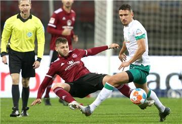 Fußball: 2. Bundesliga, 1. FC Nürnberg - Werder Bremen, 13. Spieltag im Max-Morlock-Stadion. Der Nürnberger Erik Shuranov (M) kämpft mit dem Bremer Milos Veljkovic um den Ball. 