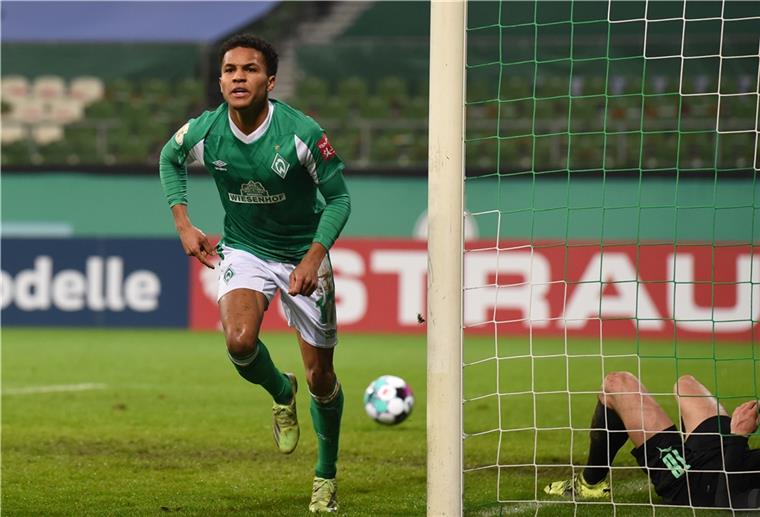 Fußball: DFB-Pokal, Werder Bremen - SpVgg Greuther Fürth, Achtelfinale im Wohninvest Weserstadion. Werders Felix Agu jubelt über sein Tor zum 2:0, im Tor liegt Fürths Marco Meyerhöfer.