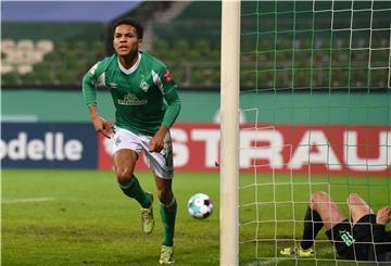 Fußball: DFB-Pokal, Werder Bremen - SpVgg Greuther Fürth, Achtelfinale im Wohninvest Weserstadion. Werders Felix Agu jubelt über sein Tor zum 2:0, im Tor liegt Fürths Marco Meyerhöfer.