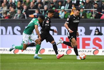 Werders Felix Agu (links) kämpft gegen Sandhausens Chima Okoroji und Pascal Testroet (rechts) um den Ball.