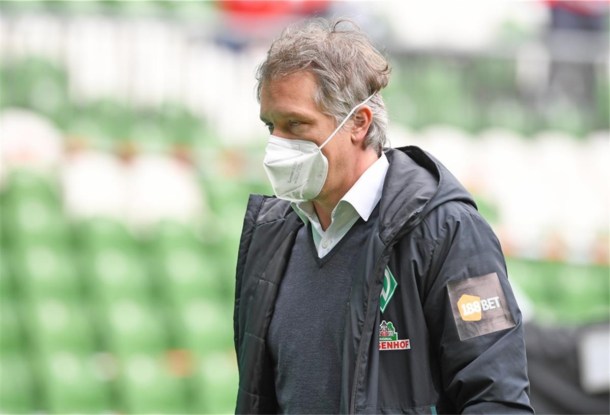 Werder: Ziel ist der direkte Wiederaufstieg Werders Geschäftsführer Frank Baumann geht nach dem Abstieg über den Platz. Er hat jetzt den direkten Wiederaufstieg als Ziel herausgegeben.
