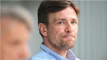 Werders Geschäftsführer Fußball, Clemens Fritz, bestätigt das Bremer Interesse an Samuel Mbangula.