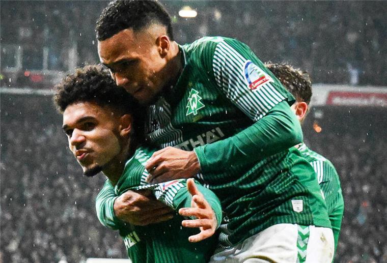 Werders Justin Njinmah wird nach seinem Treffer von seinen Teamkollegen geherzt.
