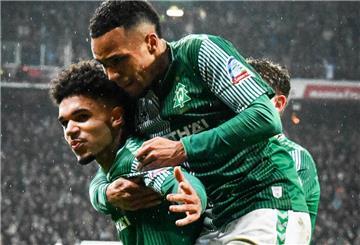 Werders Justin Njinmah wird nach seinem Treffer von seinen Teamkollegen geherzt.