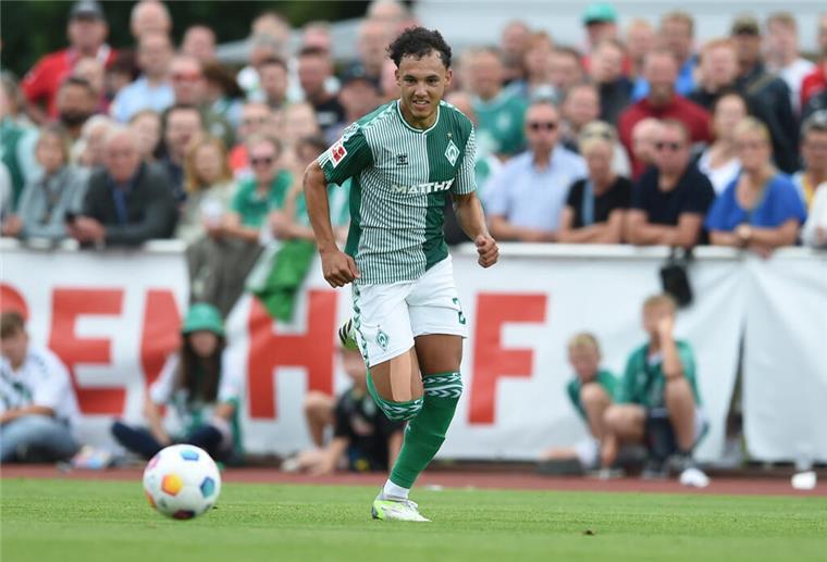 Werders Lee Buchanan am Ball.