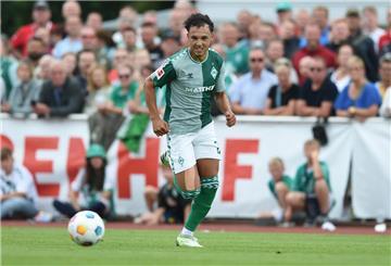 Werders Lee Buchanan am Ball.