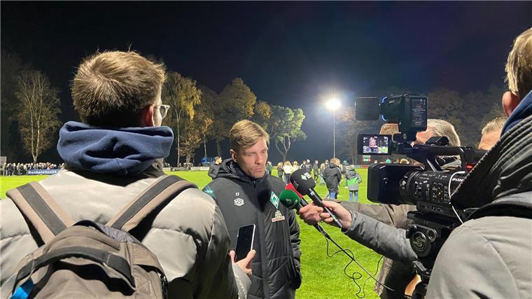 Werders Leiter Profi-Fußball Clemens Fritz spricht nach dem Spiel beim Heeslinger SC mit Reportern.