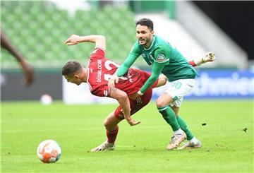 Werders Leonardo Bittencourt kämpft gegen Düsseldorfs Kristoffer Peterson um den Ball. 