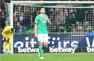 Werders Milos Veljkovic nach seinem Eigentor zum 0:2. Im Hintergrund Torwart Jiri Pavlenka. 