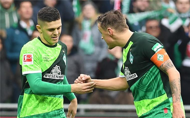 Werders Milot Rashica (links) mit Max Kruse nach seinem Tor zum 3:0. 