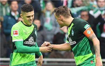 Werders Milot Rashica (links) mit Max Kruse nach seinem Tor zum 3:0. 