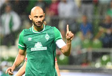 Fußball: 2. Bundesliga, Werder Bremen - Hannover 96, 1. Spieltag im wohninvest Weserstadion. Werders Ömer Toprak jubelt über sein Tor zum 1:0. 