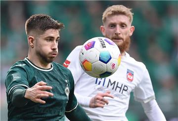 Werders Romano Schmid (links) macht dicke Backen.