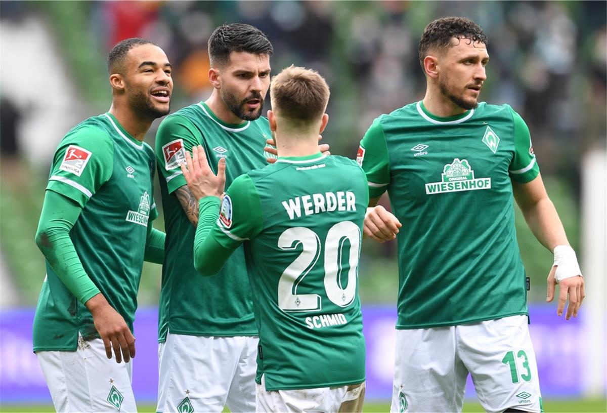 Werder setzt Siegesserie fort und gewinnt gegen Karlsruhe Werders Romano Schmid (Mitte), Milos Veljkovic (recht) und Manuel Mbom (links) feiern mit dem Torschützen Anthony Jung das 2:1.