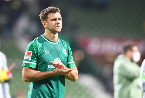 Niclas Füllkrug geht über den Platz.