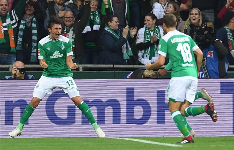 Werders Torschütze zum 2:0 Milos Veljkovic (links) jubelt mit Niklas Moisander.