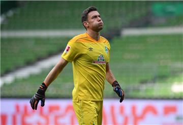 Torwart Jiri Pavlenka in einem gelben Trikot