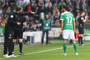 Werders Trainer Florian Kohfeldt spricht an der Seitenlinie mit seinem Spieler Nuri Sahin. 
