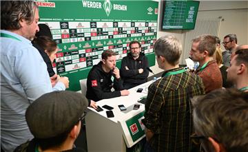 Werders Trainer Florian Kohfeldt stellt sich nach der Pressekonferenz den Fragen der Journalisten. 