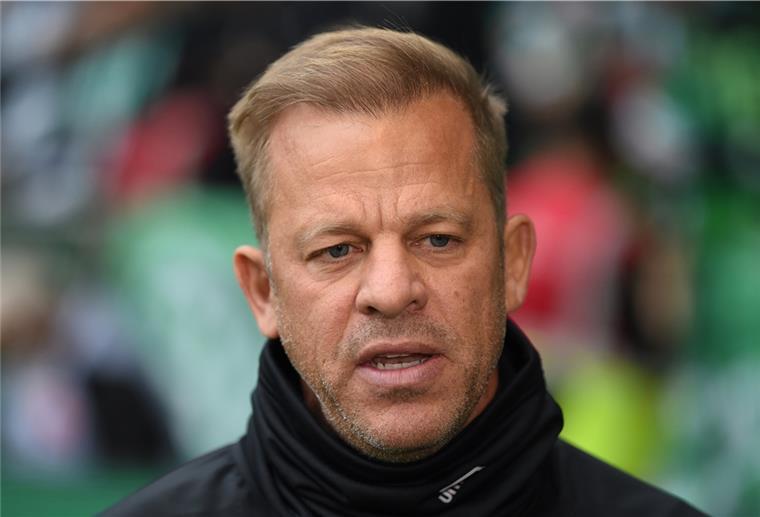 Werders Trainer Markus Anfang ist zurückgetreten. Damit reagierte der 47-Jährige auf staatsanwaltschaftliche Ermittlungen. Es besteht der Verdacht, dass Anfang ein gefälschtes Impfzertifikat benutzt haben soll.