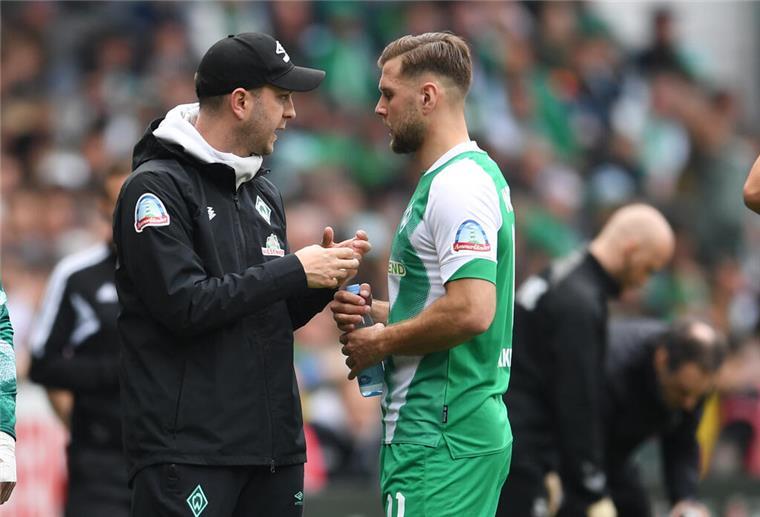 Werders Trainer Ole Werner spricht  mit Niclas Füllkrug (r).