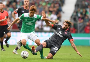 Werders Yuya Osako kämpft mit Nürnbergs Enrico Valentini um den Ball.