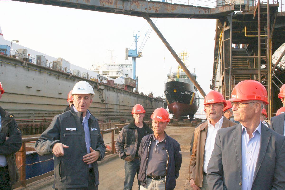 Werftchef Dirk Harms (links) vor der Keimzelle der Bredo-Werft, dem Dock 3. 