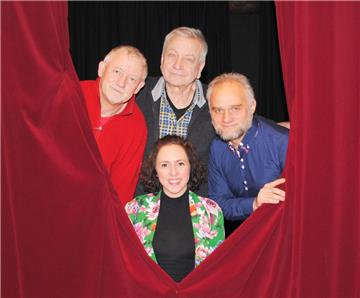 Werner Edler (links) ist als Geschäftsführer des Theaterwerks Albstedt in den Ruhestand gegangen. Seine Nachfolge hat Jan Olliges (rechts) angetreten. Wolfgang Steen (Mitte) ist Vorsitzender des Trägervereins, Eva Ukeje hat die theaterpädagogische Leitung.