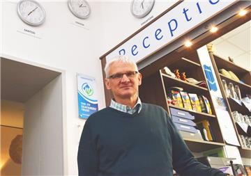 Werner Gerke vor der Rezeption in der Seemannsmission in der Schifferstraße.  
