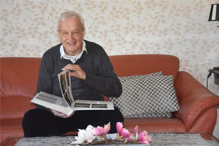 Werner Klindworth schmunzelt, wenn er sich die Bilder von früher ansieht. Bis 1975 war er als Discjockey unterwegs und hat so manches erlebt. Dann entschied er sich für seine Familie. 