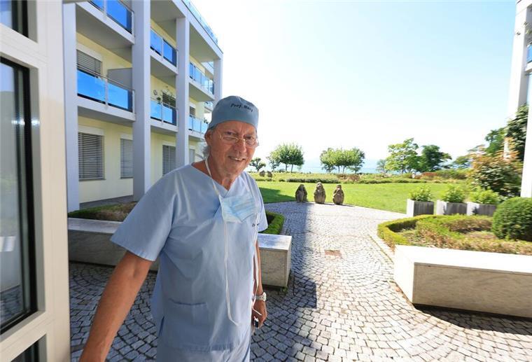 Werner Mang in seiner Klinik in Lindau mit malerischem Blick auf das Schweizer Ufer des Bodensees.