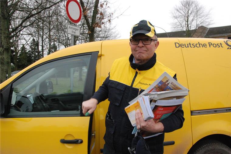 Werner Rieckers ist mit Leib und Seele Postbote. Er teilt unter anderem in Stotel Briefe und Pakete zu.