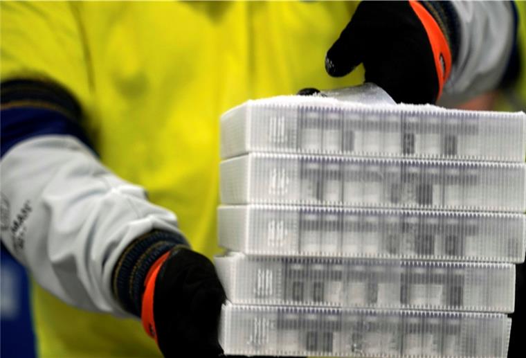 Quakenbrück: Kaserne soll zentrales Impfstofflager werden Behälter mit dem COVID-19-Impfstoff von Pfizer-BionTech werden für den Versand in der Pfizer Global Supply Kalamazoo Produktionsstätte vorbereitet.
