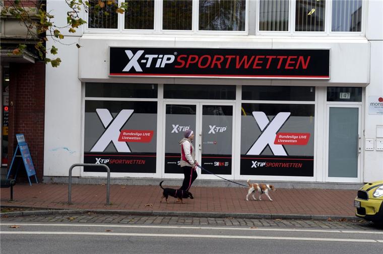 Land Bremen: Wettbüros müssen zahlen Wettbüros wie hier in der Hafenstraße müssen ab Juli eine Steuer bezahlen – pro Bildschirm und Monat 60 Euro.